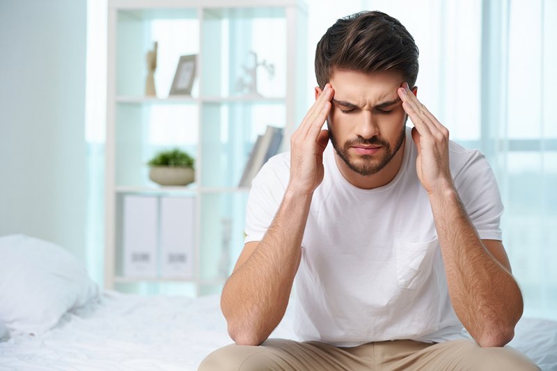Мужчина держится за голову