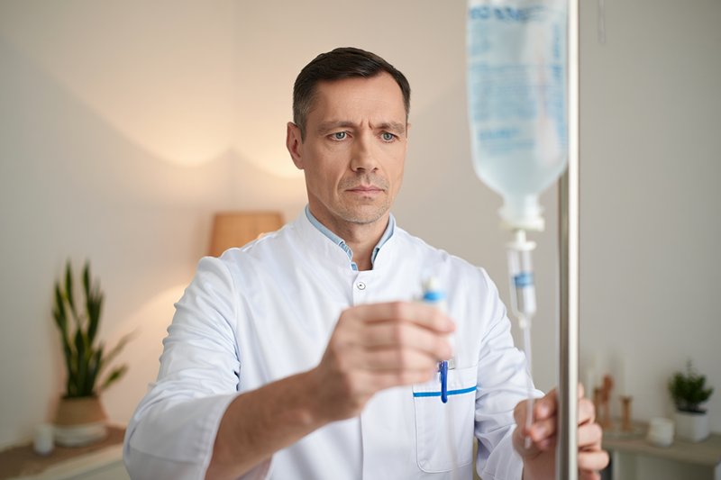 Врач с капельницей